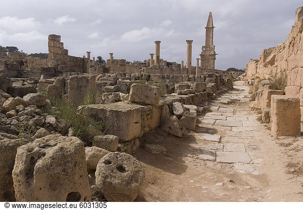 Phönizische Mausoleum und byzantinischen Mauer am römischen Standort von Sabratha  UNESCO World Heritage Site  Libyen  Nordafrika  Afrika
