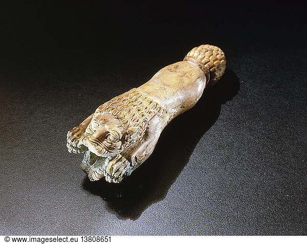 Phönizischer Dolchgriff aus Elfenbein in Form eines Löwen  phönizisch. Letztes Drittel des 8. Jahrhunderts. Assyrien  alter Irak.