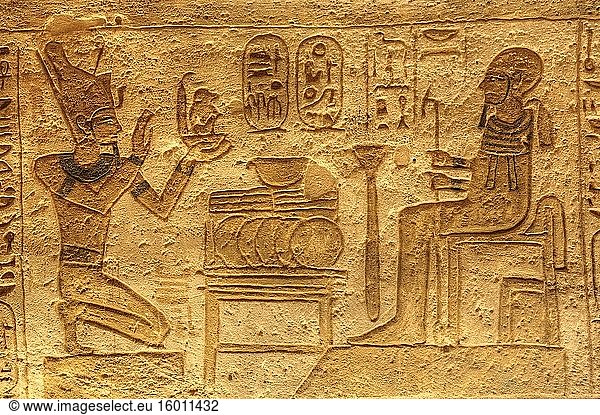 Pharao (links)  Versunkenes Relief  Seitenkammer  Tempel Ramses II  UNESCO-Weltkulturerbe  Abu Simbel  Ägypten