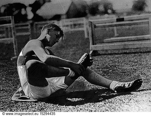 Philip  * 10.6.1921  Herzog von Edinburgh seit 20.11.1947  Prinzgemahl von GroÃŸbritannien  Jugend  richtet seine Spikes fÃ¼r den Hochsprung der SchÃ¼ler unter 14 Jahrem  schulÃ¼bergreifendes Sportfest  Inverleith  Edinburgh  17.6.1935