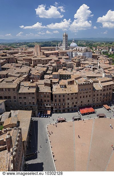 Piazza del Campo hinten Dom Santa Maria Assunta UNESCO Weltkulturerbe Siena Toskana Italien Europa