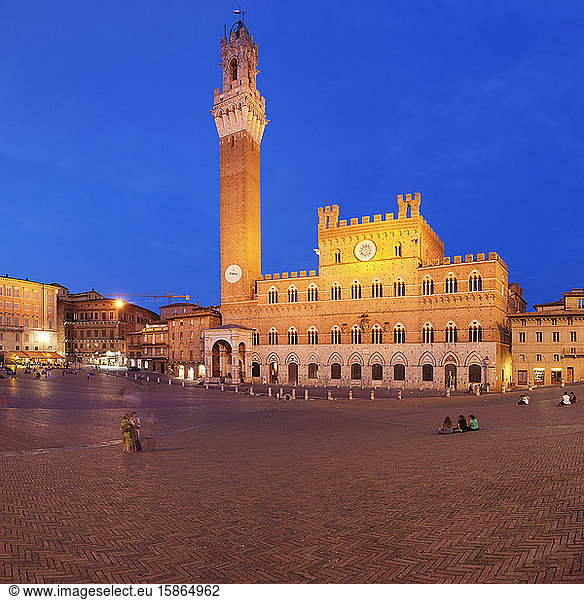 Piazza del Campo mit dem Rathaus Palazzo Pubblico und dem Turm Torre del Mangia  Siena  UNESCO-Weltkulturerbe  Provinz Siena  Toskana  Italien  Europa