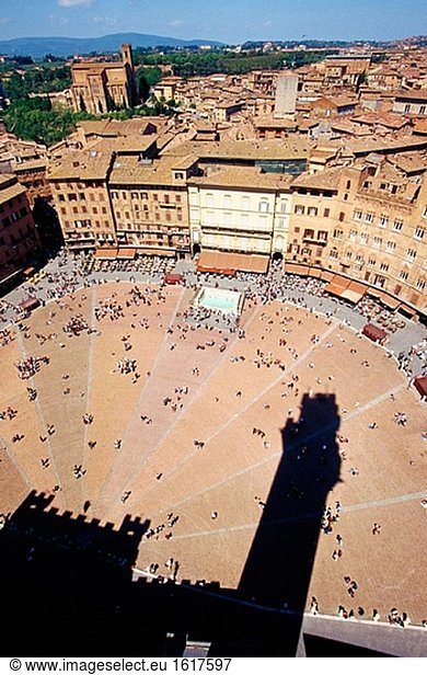 Piazza del Campo mit Schatten der Torre del Mangia. Siena. Italien