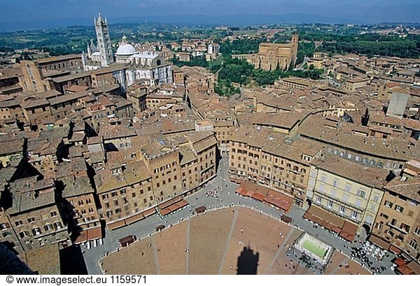 Piazza del Campo und Kathedrale im Hintergrund  Siena. Toskana  Italien