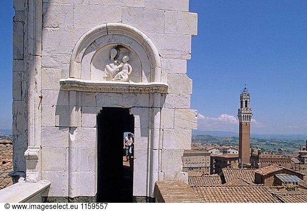 Piazza del Campo und Torre del Mangia  Siena. Toskana  Italien