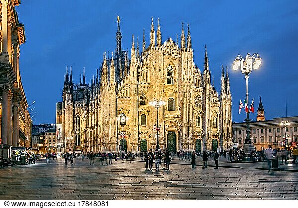 Piazza del Duomo  Domplatz mit Dom bei Abenddämmerung  Mailand  Lombardei  Norditalien  Italien  Europa
