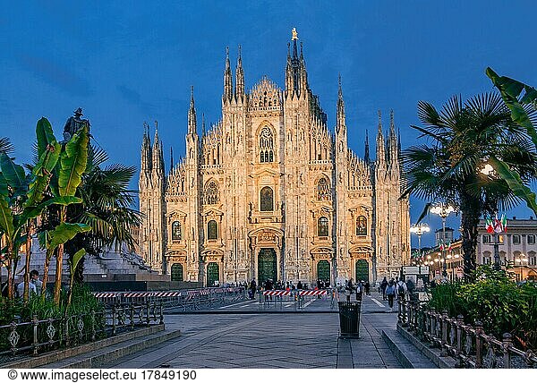Piazza del Duomo  Domplatz mit Dom bei Abenddämmerung  Mailand  Lombardei  Norditalien  Italien  Europa
