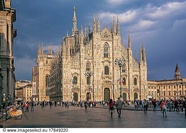 Piazza del Duomo  Domplatz mit Dom bei Abendsonne  Mailand  Lombardei  Norditalien  Italien  Europa