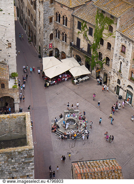 Piazza della Cisterna Platz im mittelalterlichen Stadtkern  San Gimignano  Toskana  Italien  Europa
