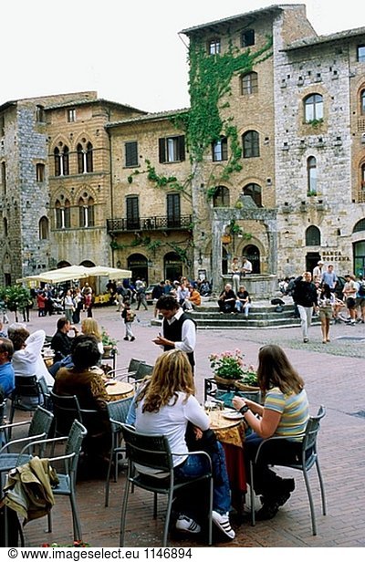 Piazza della Cisterna  San Gimignano. Toskana  Italien