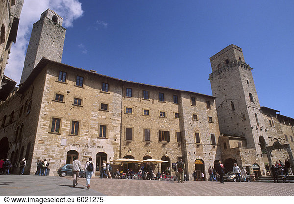 Piazza della Cisterna und Teufels Turm auf rechts  San Gimignano Delle Belle Torri  mittelalterliche Stadt und UNESCO World Heritage Site  Toskana  Italien  Europa
