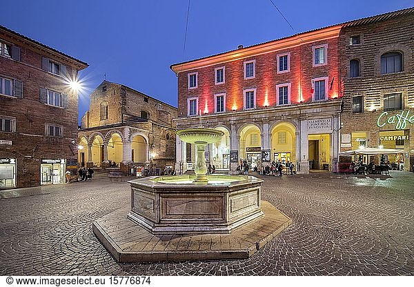 Piazza della Repubblica  Urbino  Marken  Italien  Europa