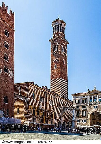 Piazza delle Erbe mit Torre dei Lamberti  Verona mit mittelalterlicher Altstadt  Venetien  Italien  Verona  Venetien  Italien  Europa