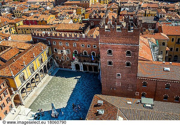 Piazza delle Erbe  Verona mit mittelalterlicher Altstadt  Venetien  Italien  Verona  Venetien  Italien  Europa
