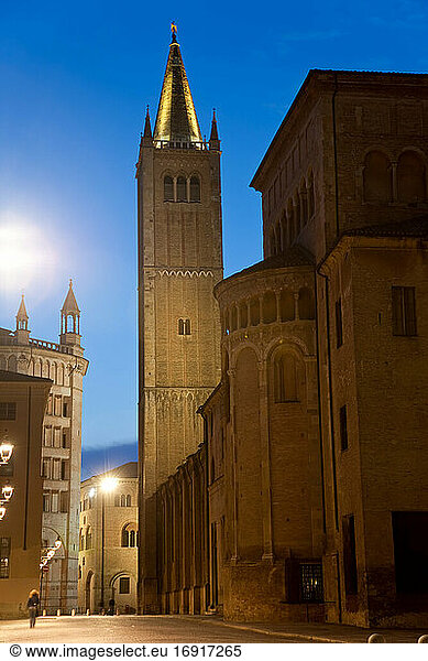 Piazza Duomo  Kathedrale und Baptisterium im Zentrum von Parma in der Abenddämmerung