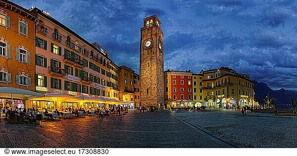 Piazza Novembre mit Torre Apponale am Abend  Riva del Garda  Gardasee Nord  Trento  Trentino-Alto Adige  Italien  Europa