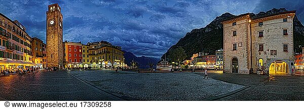 Piazza Novembre mit Torre Apponale am Abend  Riva del Garda  Gardasee Nord  Trento  Trentino-Alto Adige  Italien  Europa
