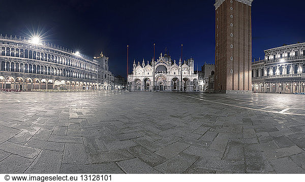 Piazza San Marco in der beleuchteten Stadt bei Nacht