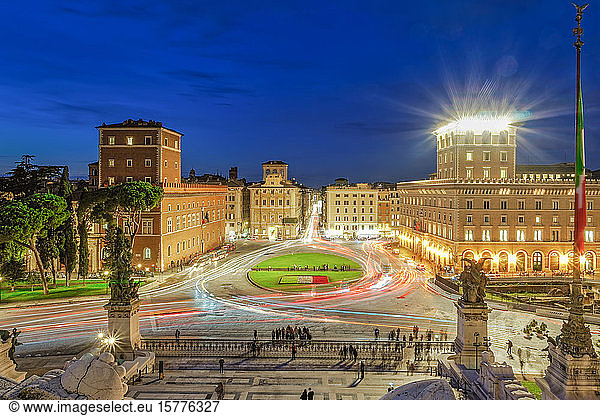 Piazza Venezia (Venedig-Platz) mit Verkehr zur blauen Stunde  Blick vom Altare della Patria (Altar des Vaterlandes)  Rom  Latium  Italien  Europa