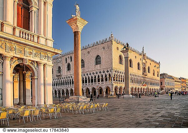 Piazzetta mit Dogenpalast an der Wasserfront bei früher Morgensonne  Venedig  Venetien  Adria  Norditalien  Italien  Europa