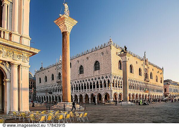 Piazzetta mit Dogenpalast an der Wasserfront bei früher Morgensonne  Venedig  Venetien  Adria  Norditalien  Italien  Europa