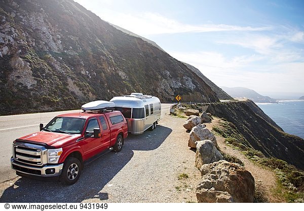 Pick-up-Truck mit Anhänger auf Bergstraße  Big Sur  Kalifornien  USA