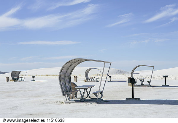Picknicktische und Unterstände im White Sands-Nationalpark