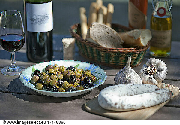 picnic with traditional French ingredients