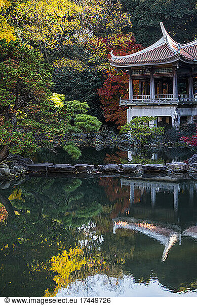picture of secluded pagoda at Tokyo gardens