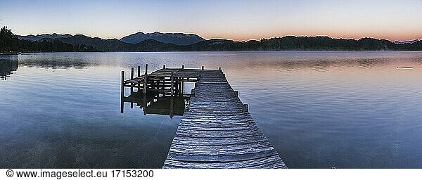 Pier am Nahuel Huapi See während eines nebligen Sonnenaufgangs  Villa la Angostura  Neuquen  Patagonien  Argentinien