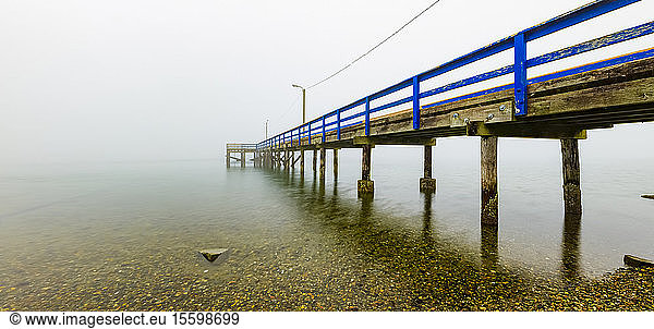 Pier im Nebel am Crescent Beach; Surrey  British Columbia  Kanada