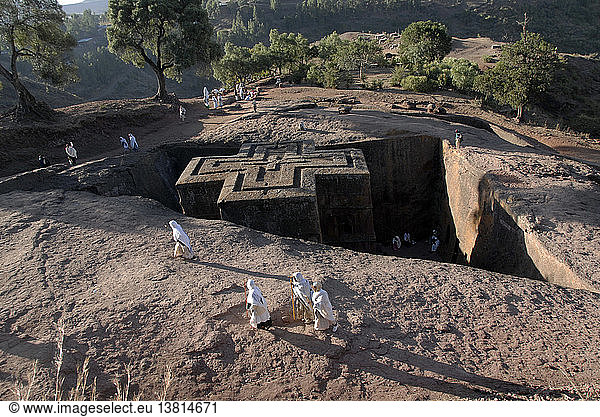 Pilger vor der St.-Georgs-Kirche Lalibela '