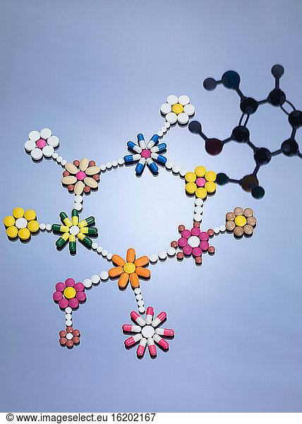 Pillen in Form eines Molekülmodells