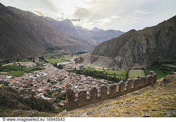 Pinkullyuna Inka-Lagerhäuser bei Sonnenuntergang oberhalb von Ollantaytambo  Heiliges Tal der Inkas  nahe Cusco  Peru