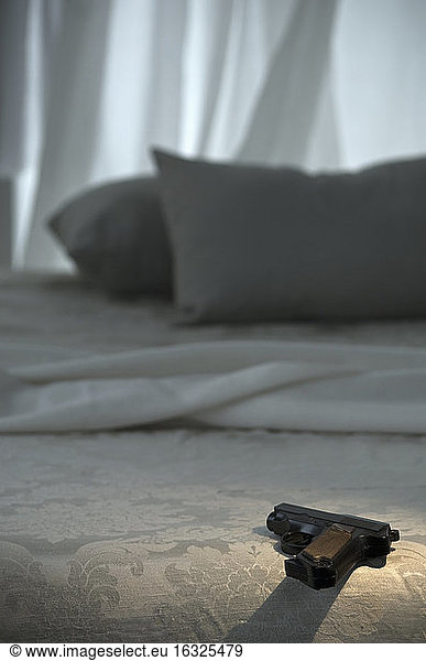 Pistol an bed