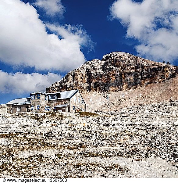 Piz Boe Gipfel mit Bamberger Hütte und bizarrem Wolkenhimmel Sellamassiv Sellajoch Südtirol Italien Europa