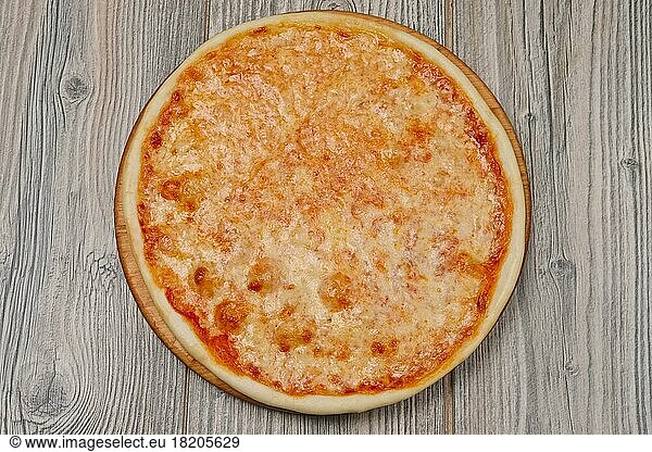 Pizza Margherita auf Holztisch  Ansicht von oben