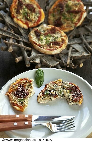 Pizza mit Hüttenkäse und Gartenkräuter  Teller  Besteck