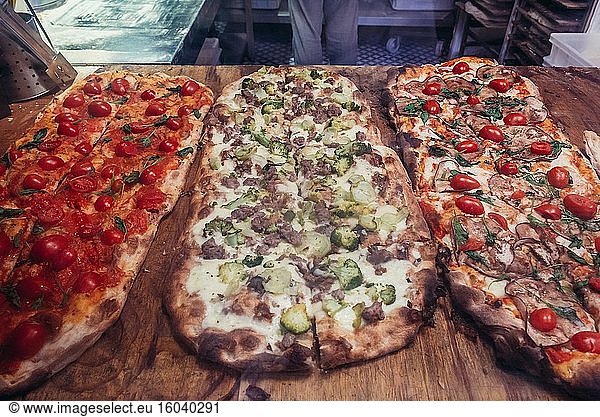 Pizzabar auf dem Lebensmittelmarkt Mercato Delle Erbe in Bologna  der Hauptstadt und größten Stadt der Region Emilia Romagna in Norditalien.