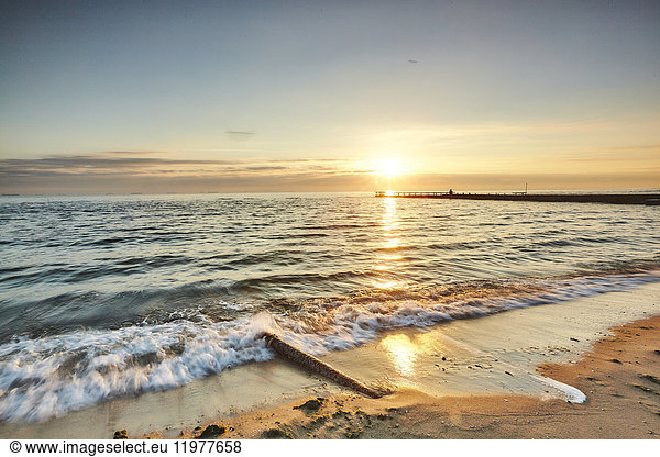 Plätschernde Wellen am Strand bei Sonnenuntergang  Odessa  Odessa Oblast  Ukraine  Europa