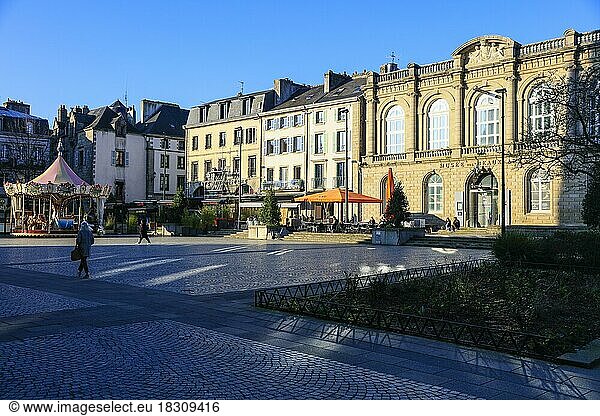 Place Saint-Corentin mit Karussell und Museum Musee des Beaux Arts  Quimper  Kemper  Departement Finistere Penn-ar-Bed  Region Bretagne Breizh  Frankreich  Europa