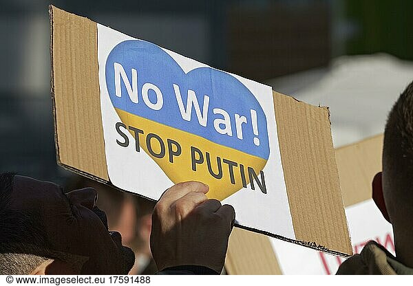 Plakat gegen die russische Invasion der Ukraine  No War Stop Putin  Ukraine-Krieg  Friedensdemonstration  Düsseldorf  Nordrhein-Westfalen  Deutschland  Europa