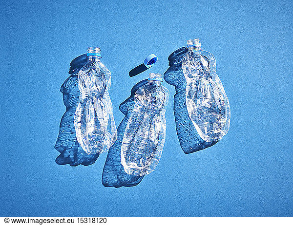 Plastikflaschen auf blauem Hintergrund