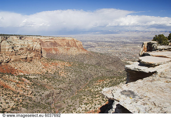 Plateau und Canyon Land erhebt sich 2000 Fuß über der Grand Valley des Colorado River  Teil der großen Colorado Plateau  Colorado National Monument  Colorado  Vereinigte Staaten von Amerika  Nordamerika