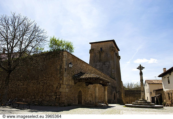 Platz beim Torrejon de Fernan Gonzalez im mittelalterlichen Fachwerkort Covarrubias Provinz Burgos Kastilien Spanien Europa