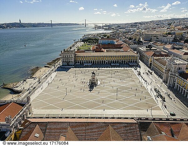 Platz im Zentrum von Lissabon  Praca do Comercio  Portugal  Europa