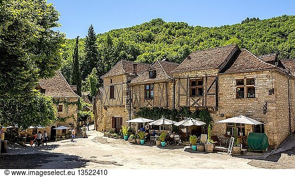 Platz von Saint-Cirq-Lapopie am Jakobsweg  Les Plus Beaux Villages de France oder Die schönsten Dörfer Frankreichs  Departement Lot  Okzitanien  Frankreich  Europa