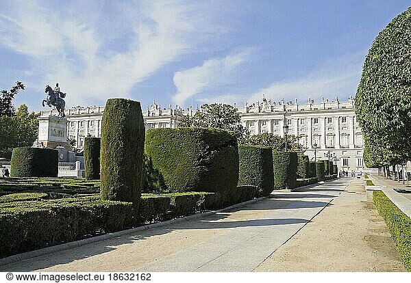 Plaza de Oriente  Palacio Real  equestrian statue of Felipe IV  Royal Palace  Madrid  Spain  Europe