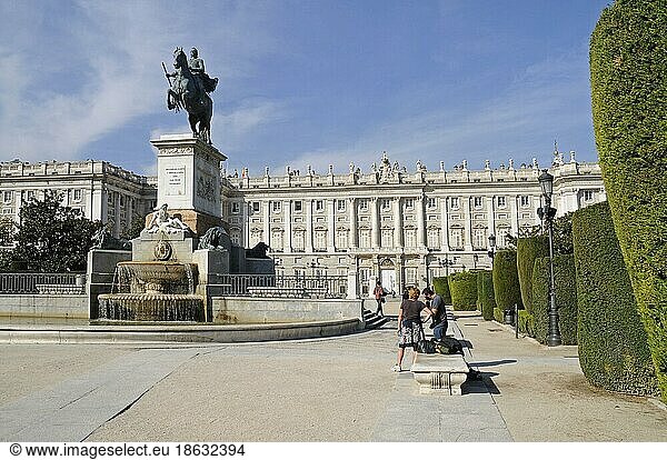 Plaza de Oriente  Palacio Real  equestrian statue of Felipe IV  Royal Palace  Madrid  Spain  Europe