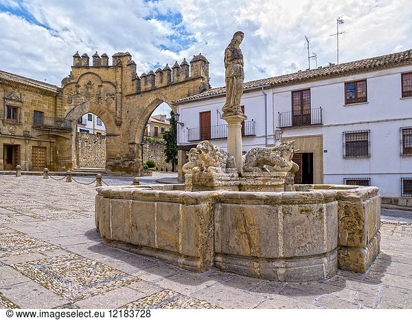 Plaza del Pópulo con la Fuente romana de los Leones  la Puerta de Jaén y el Arco de Villalar. Baeza. Jaén. Andalusia. Spain.